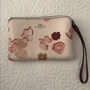 ✨Coach Wristlet For Sale!!!! ✨